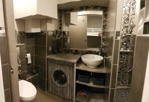 Shower, hair dryer, towels, soap - Studio Seaside at st cyr sur mer (Saint-Cyr-sur-Mer)