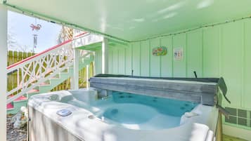 Indoor spa tub