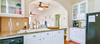 117 YO home in Historic District-Hot Tub-Bikes