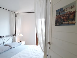 5 habitaciones, tabla de planchar con plancha, wifi y ropa de cama