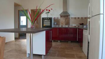 Een koelkast, een microgolfoven, een oven, een kookplaat