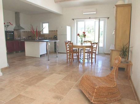 Dining. Homerez - Villa in Saint-Saturnin-lès-Apt