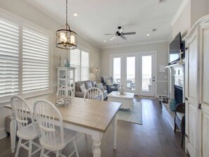 Televisión y chimenea 