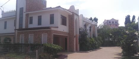 المنشأة من الخارج