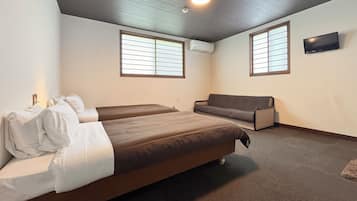 Habitación con 2 camas individuales, no fumadores, baño privado | Tabla de planchar con plancha y ropa de cama