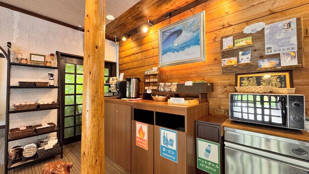 A wooden interior with a coffee machine, a microwave, and recycling bins. - Pension Kobekko (Otari)