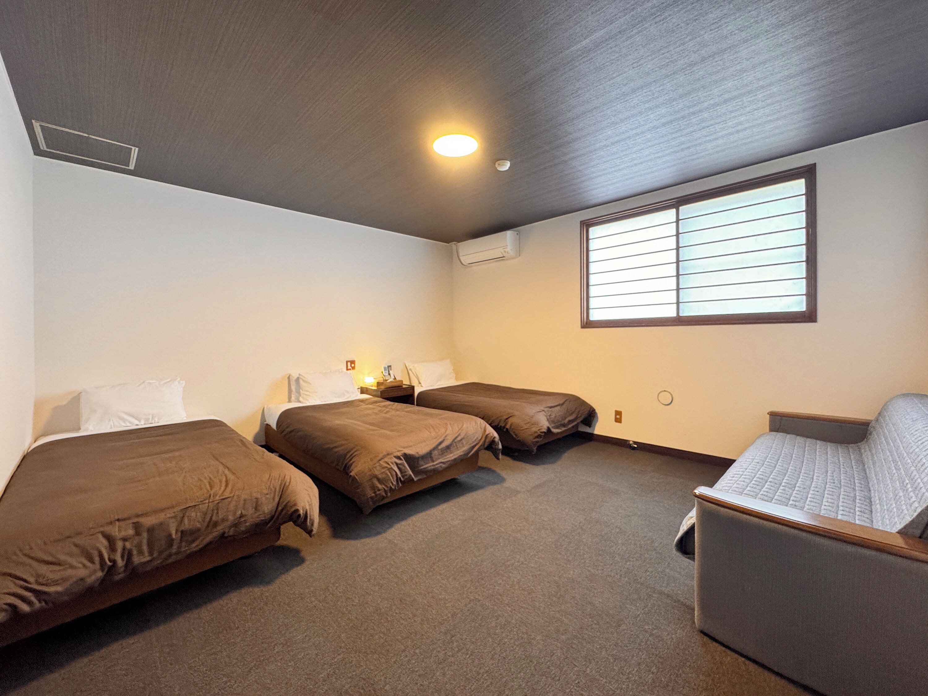 Chambre Triple, non-fumeur, salle de bains commune