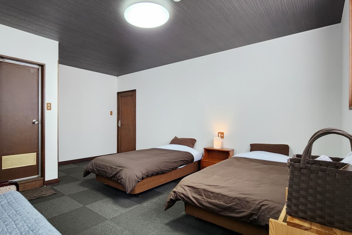 Iron/ironing board, bed sheets