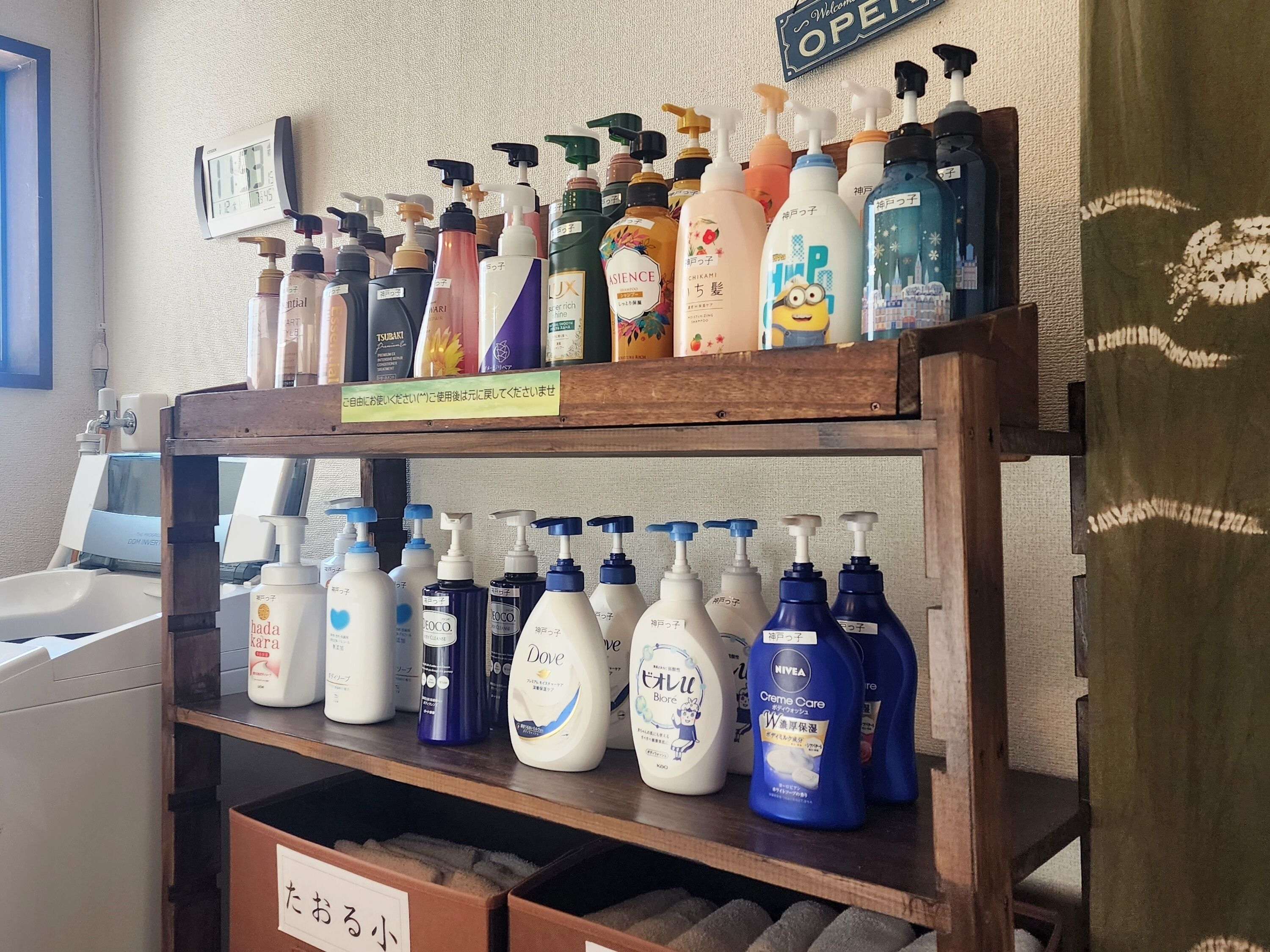Un estante con diversos productos de higiene personal, como champús, acondicionadores y geles de ducha.