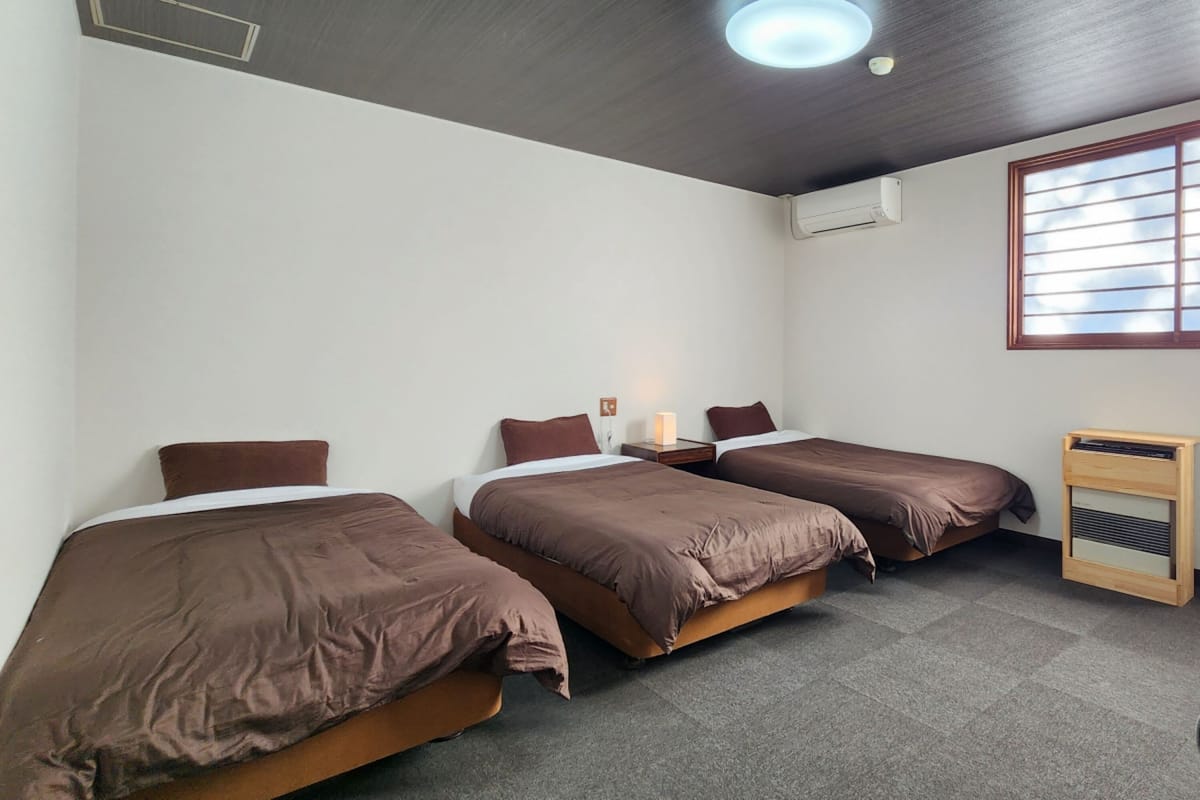Iron/ironing board, bed sheets