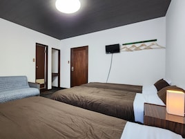 Habitación triple, no fumadores, baño privado | Tabla de planchar con plancha y ropa de cama