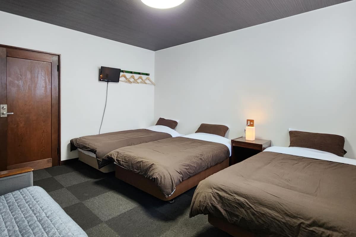 Iron/ironing board, bed sheets
