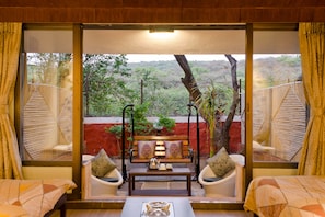 Standaard kamer | Een bureau, een strijkplank/strijkijzer, babybedden, gratis extra bedden