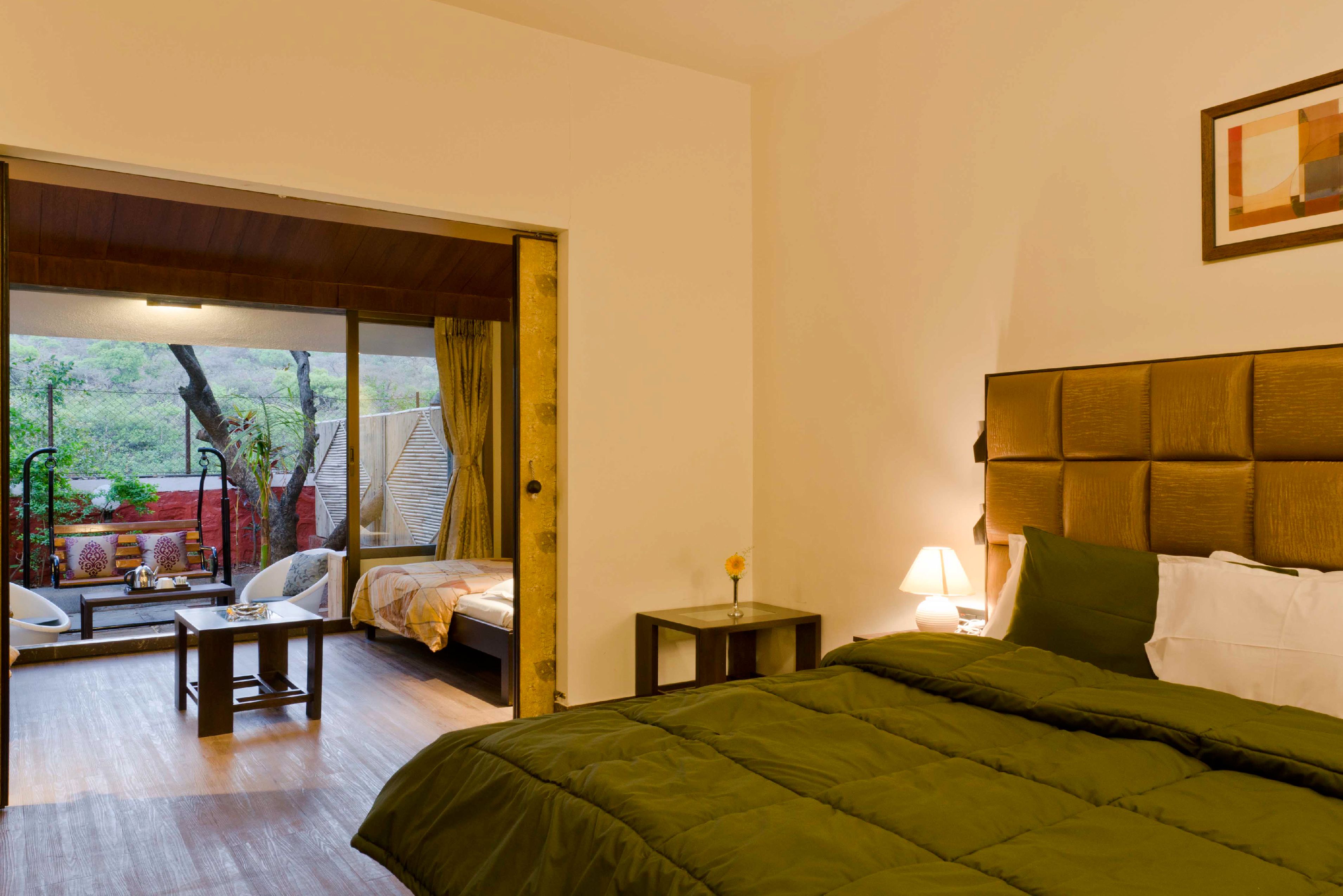 Standaard kamer | Een bureau, een strijkplank/strijkijzer, babybedden, gratis extra bedden