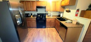 雪櫃、微波爐、焗爐、爐具