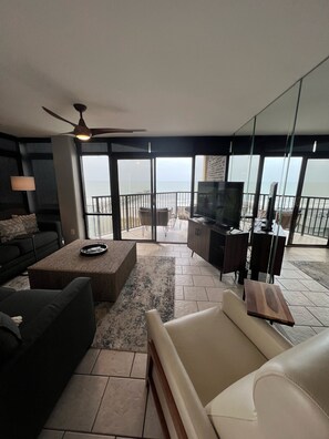 Smart-TV, DVD-Player, Bücher, Videothek