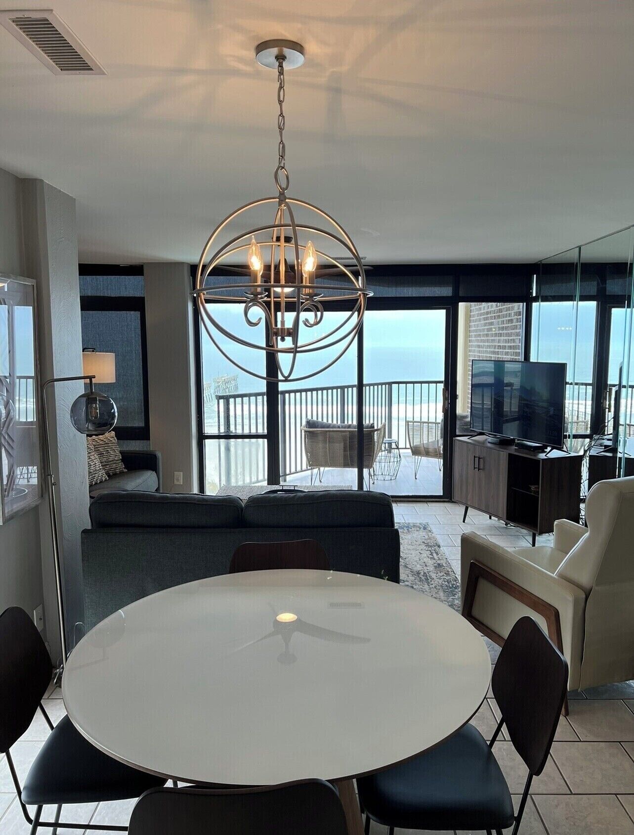 Smart-TV, DVD-spiller, bøker og filmbibliotek