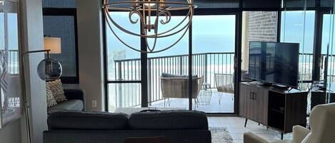 Smart TV, reproductor de DVD, libros y videoteca