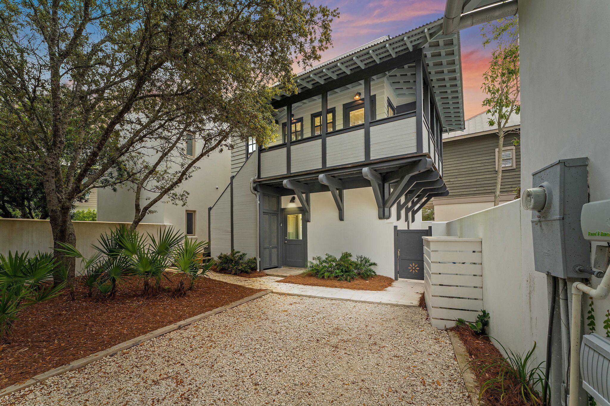 Julia's Carriage House - Steps from the Center of Rosemary Beach!
