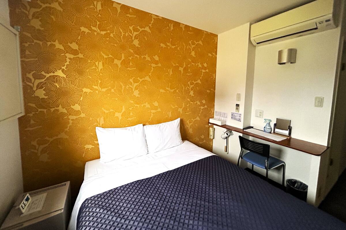 Kamar Double, Bebas Asap Rokok | Meja kerja, Wi-Fi gratis, dan seprai linen