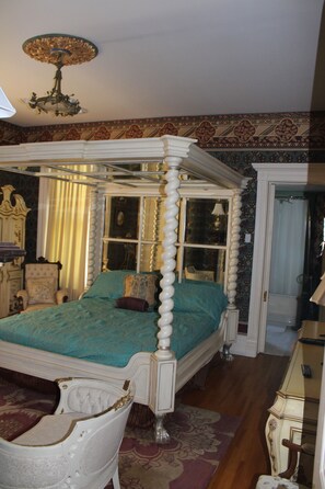 6 bedrooms, iron/ironing board, free WiFi, bed sheets