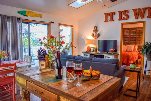 Twin Pines Shanty, Dog Friendly. Sleeps 6. Lakeview. Free Wifi