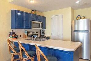 Fridge, microwave, oven, stovetop - Sonoran Spa N802 - 1 BR Next to the Pool, High Speed Wi-Fi - Beachfront Upper Floor Luxury Condo (Puerto Peñasco)