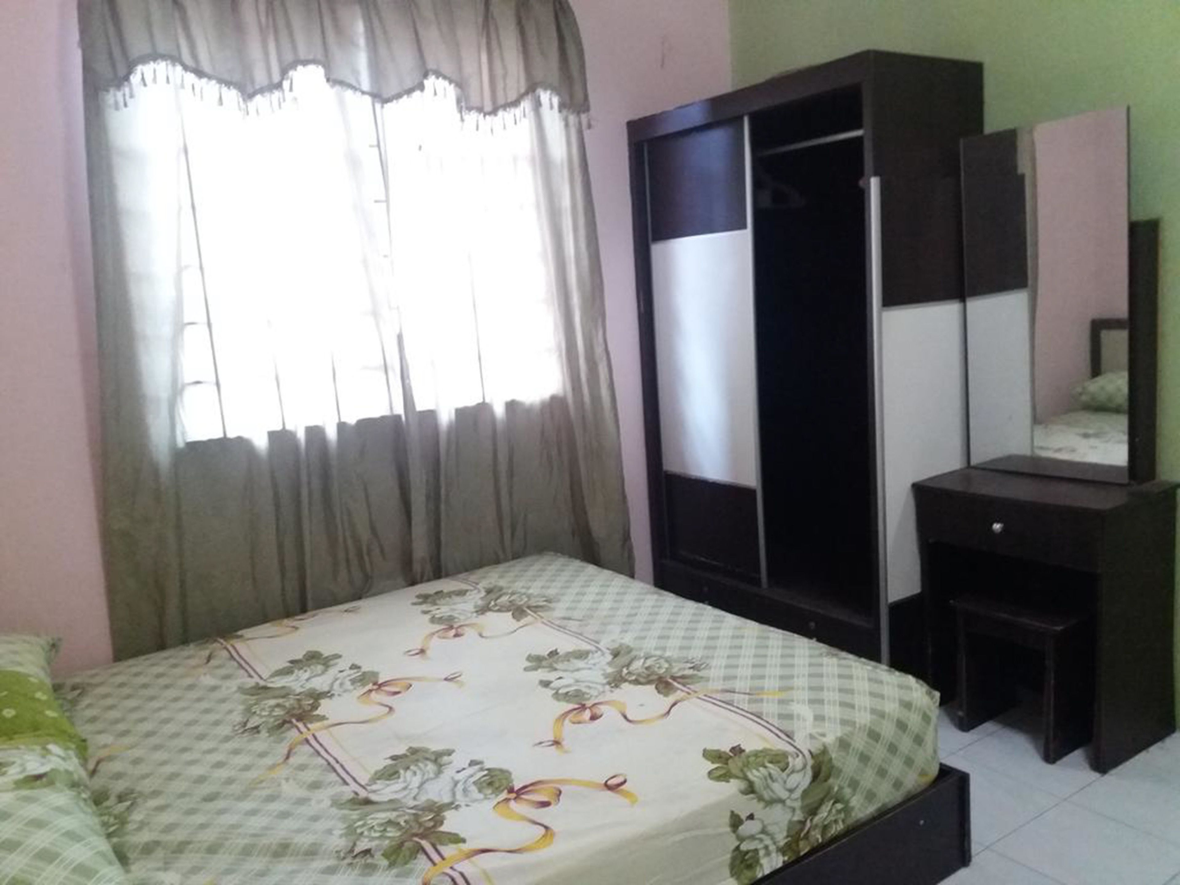 3 bedrooms, desk, iron/ironing board