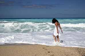 Plage, chaises longues, serviettes de plage