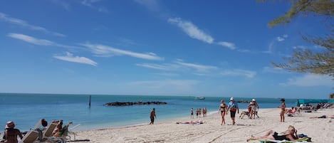 Nära stranden, solstolar och strandhanddukar