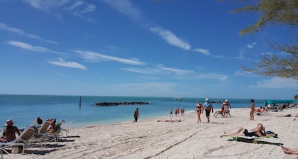 Island Escape Condo w / Amplia terraza balcón en el hermoso anexo Truman