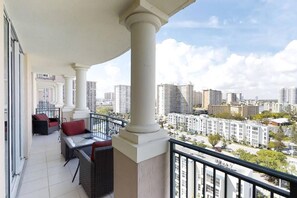 Property grounds - Beautiful Asian retreat 2bd/2bth Apt. min to beach (Sunny Isles Beach)