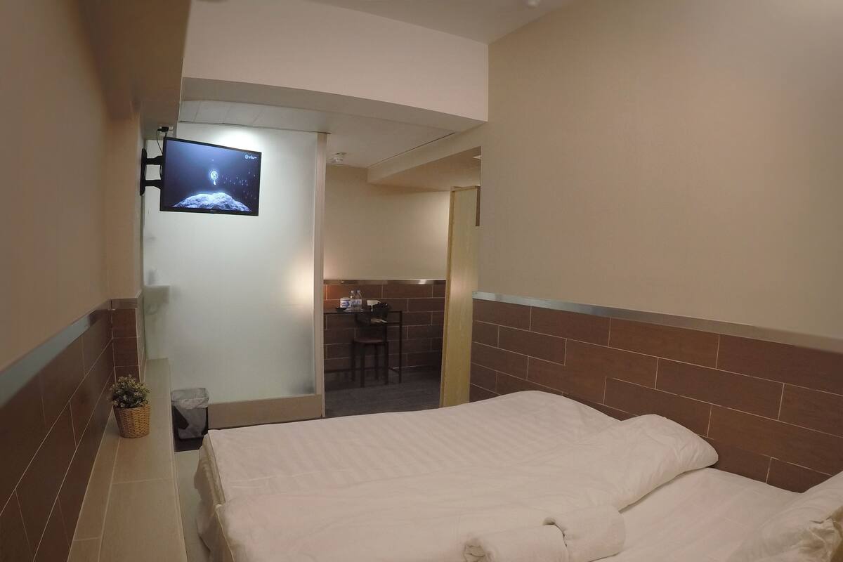 Luxury Room, 1 King Bed | Desk, soundproofing, WiFi (free)
