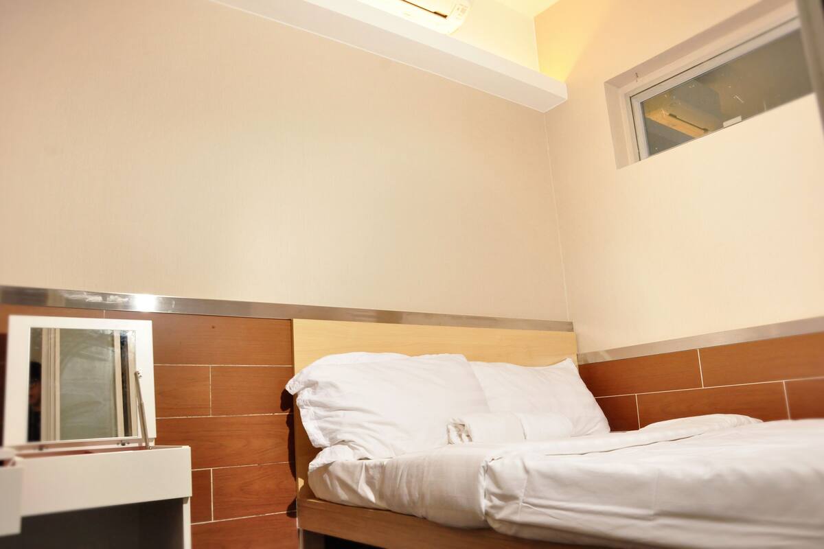 Superior Double Room | Desk, soundproofing, WiFi (free)
