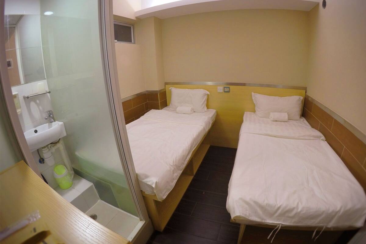 Standard Room, 2 Twin Beds | Desk, soundproofing, WiFi (free)