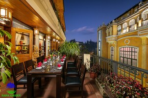 Breakfast, lunch and dinner served