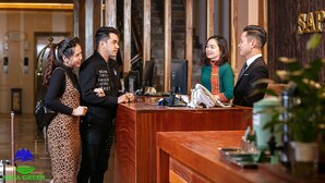 A reception area with a wooden reception desk, a telephone, and a sign that reads "SAP". - Sapa Green Hotel (Sa Pa)