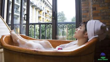 Couples treatment room(s), sauna, hot tub, steam room, body treatments