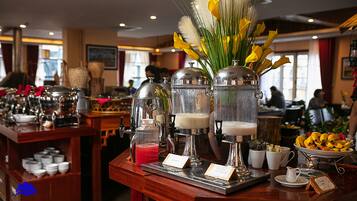 Breakfast, lunch and dinner served