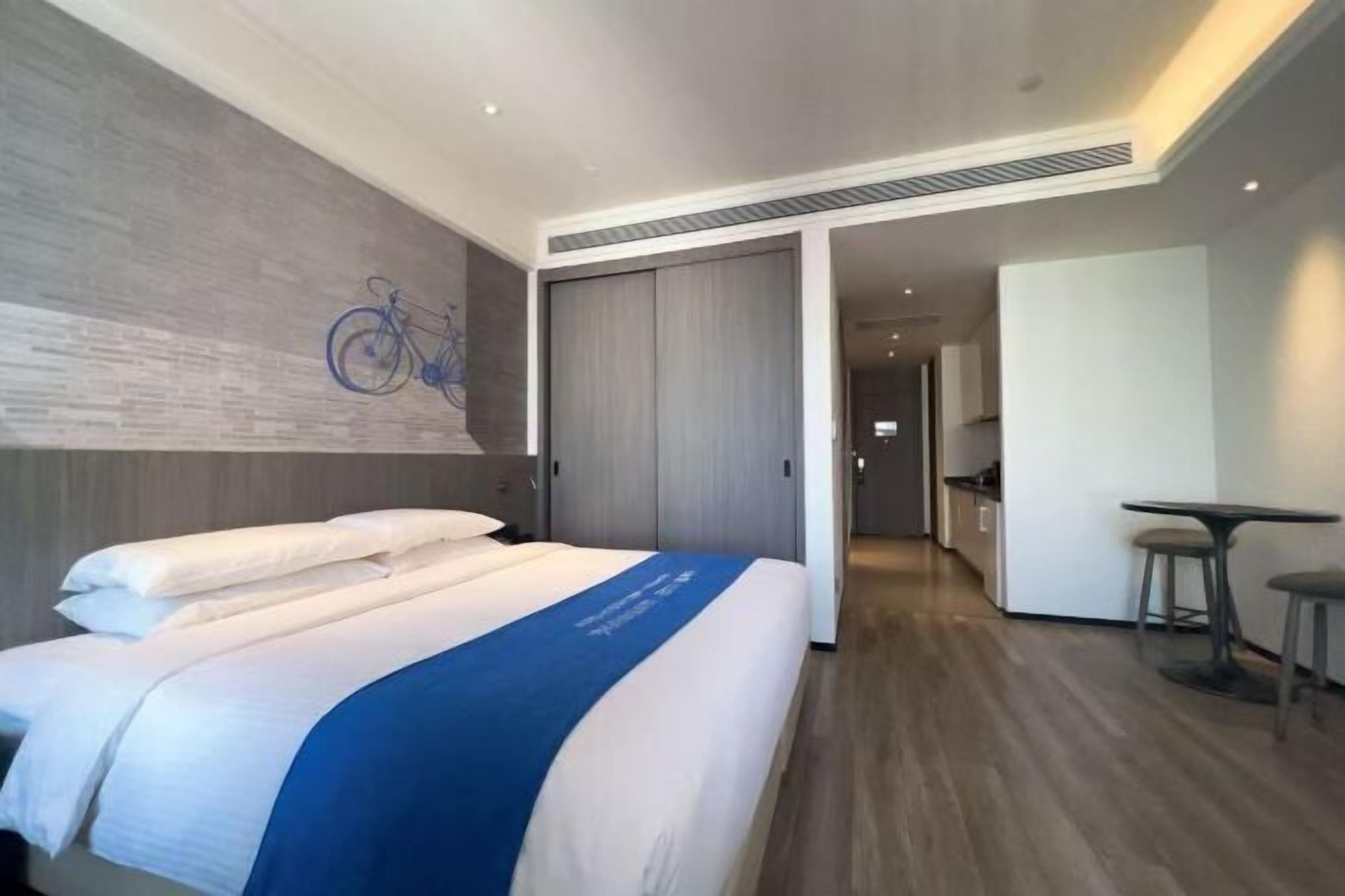 Down comforters, in-room safe, desk, soundproofing