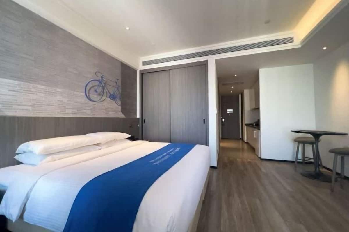 Cubrecamas, caja de seguridad en la habitación y escritorio