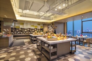 Daily buffet breakfast (CNY 68 per person)