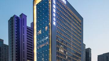 숙박 시설 정면 - 저녁/밤