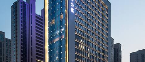 Fachada da propriedade à noite