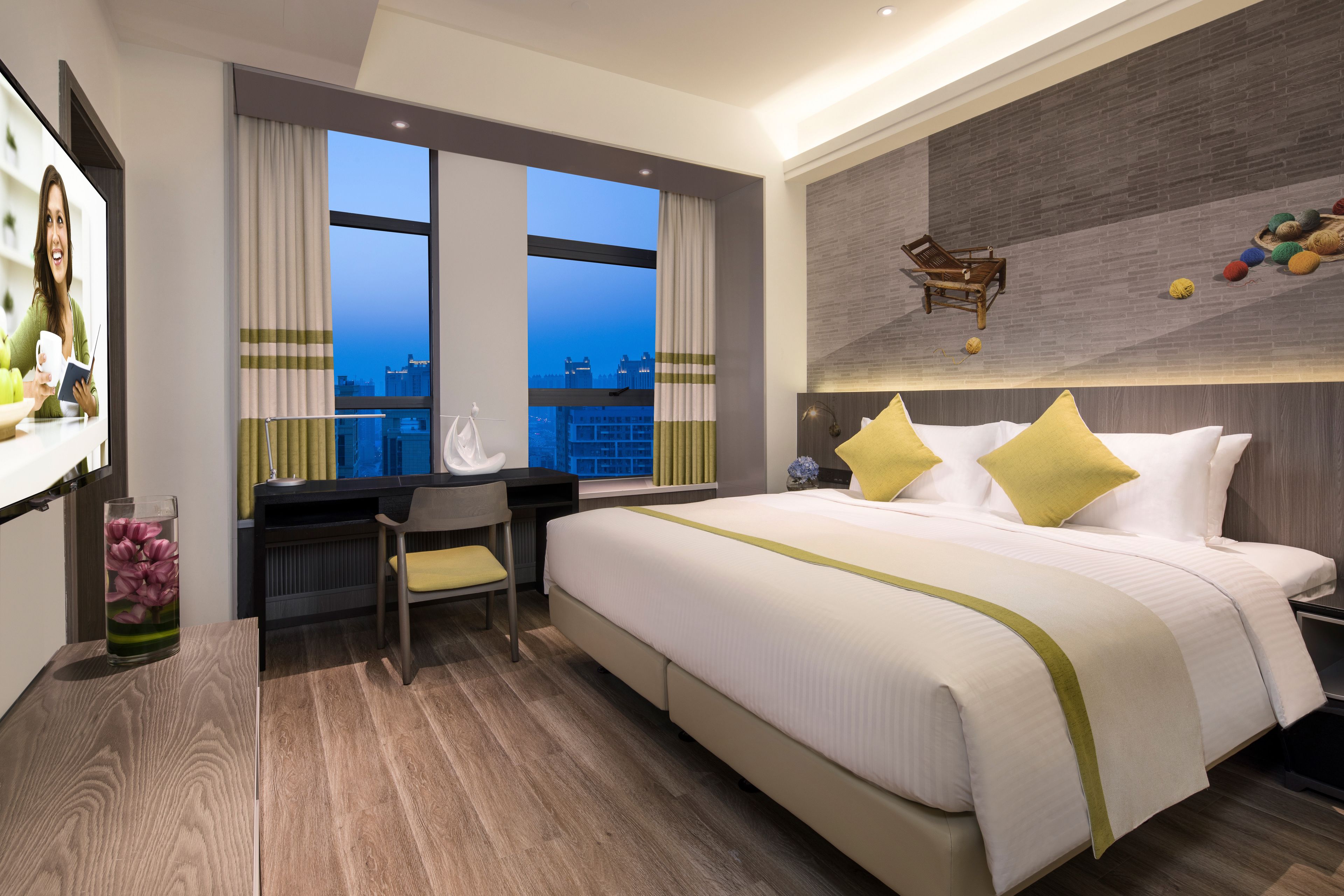 Down comforters, in-room safe, desk, soundproofing