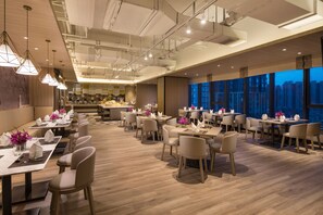 Daily buffet breakfast (CNY 68 per person)