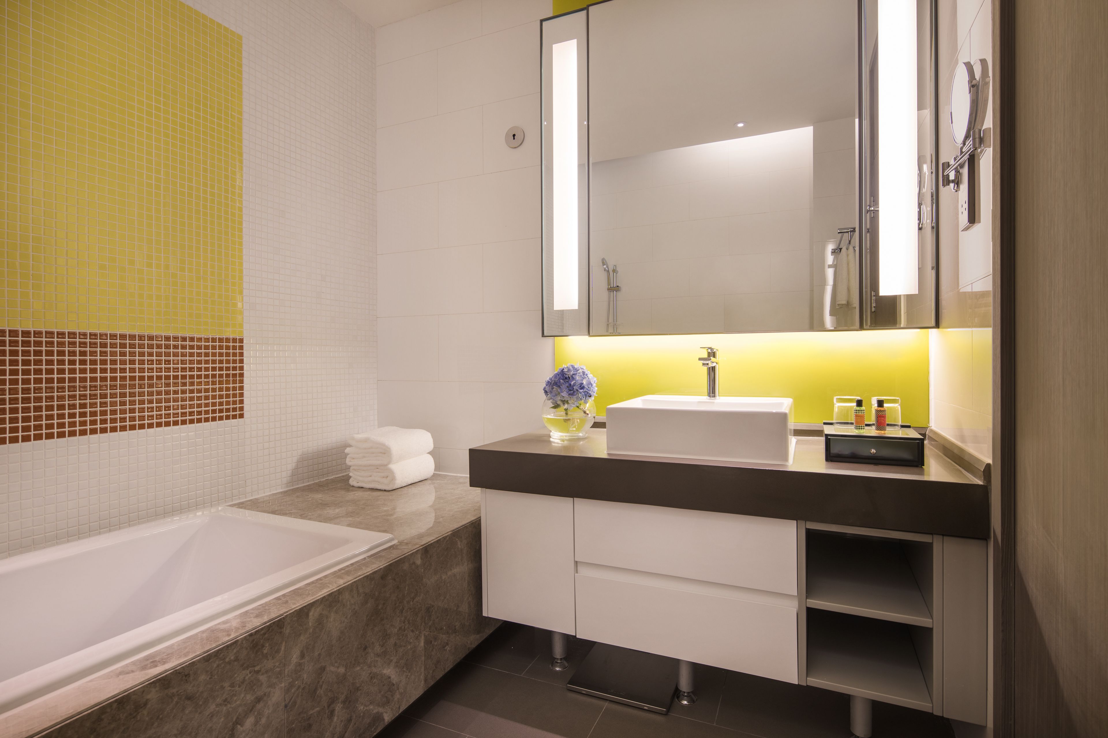 deluxe room, 2 bedrooms | bathroom | free toiletries, hair dryer, bathrobes, slippers