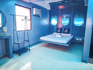Un dormitorio moderno con cama, ventana y aire acondicionado instalado en la pared.