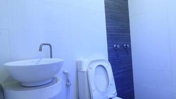 Deluxe Room | Bathroom | Shower, free toiletries, slippers, towels