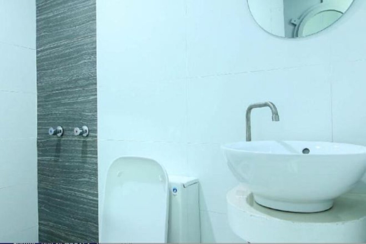 Kamar mandi | Shower, sandal, handuk, dan sabun